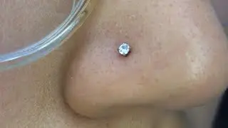 C&oacute;mo colocarle el piercing nostril con la joya modelo labret 