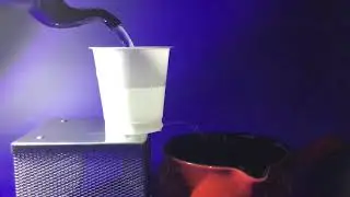 Wasserstrahl als Lichtleiter: Experiment mit durchscheinendem Becher