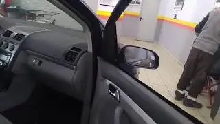 Установка временного стекла двери взамен разбитого.