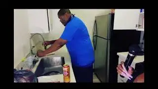Comedian Rennie loc can’t believe Crip Mac can cook 👨🏿‍🍳 wow