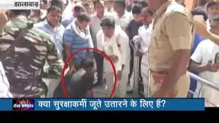 Congress leader Rameshwar Dudi's shoes unload by security gaurd during Kisan Yatra