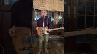 Don&rsquo;t Look at Me - Singer/Songwriter Chris at the Austin Ale House - Kew Gardens, New York