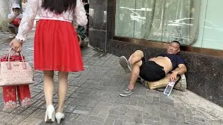 熱鬧的大城市，苦苦等活幹的農民工滿地打坐。肯德基生意火爆，古城牆只剩下一個城門