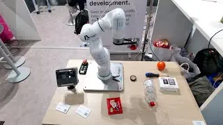 AI Robot Picks Items on Command – No Programming Required!