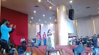 Aamrpali dubey malasiya me fans selfi lene ke liy bekaboo