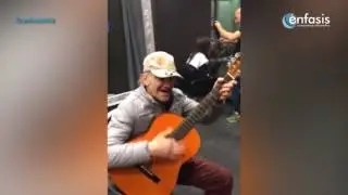 M&uacute;sico callejero interpreta la canci&oacute;n &ldquo;El bueno, el malo y el feo