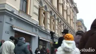 По Риге почему то расхаживают люди в старинных английских костюмах