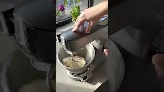 Silent pizzadough making - with K and dough hook - pizzadeeg maken met K mixer en deeghaak