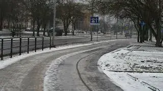 Śliskie chodniki i uliczki osiedlowe na Wyżynach. Gołoledź zaskoczyła służby w Trzech Kr&oacute;li [4k]