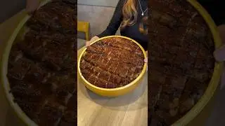 Гигантские чаны хицу-мабуси с четырьмя целыми угрями подают в Нагое.