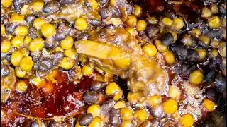 Традиционные камерунские кукурузные хлопья (кукуруза и горох) и пышные пончики. Простое домашнее ...