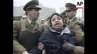 CHILE: SANTIAGO: STRIKING CIVIL SERVANTS CLASH WITH POLICE