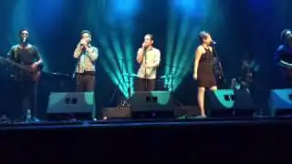 מילים יפות - טלי אורן, גורי אלפי ורועי בר נתן בהופעה (מחווה לגזוז)