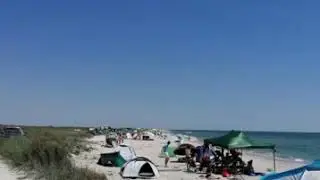 Plajele sălbatice de la Vadu, Corbu și Capul Midia, călcate cu rulotele și autoturismele miilor de t