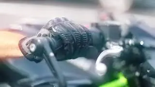 Andando de Moto com a Bobby Original