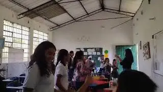 Reconocimiento de la canci&oacute;n y interacci&oacute;n coreograf&iacute;a musical . Canci&oacute;n happy pharrell williams. 