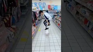 玩具板一踩就烂，呜呜呜呜😭 #shorts #滑板周泽延 #滑板 #极限运动 #满级小孩