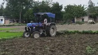 कल्टीवेटर पर किया powertrac से ताबड़तोड़ जुताई
