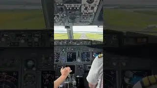 Посадка в аэропорту Ливерпуля, 737-800, вид из кабины #кабина #посадкаваэропорт #видизкабины