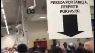 MANIFESTANTES FAZEM PROTESTO EM CARREFOUR, COLOCAM FOGO EM PRODUTOS E GRITAM 