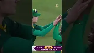 Catch of the tournament contender from Laura Wolvaardt 🤯 #CWC25
