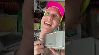 Тимми в восторге от своей новой портативной игры