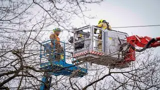 Hoogwerker raakt hoogspanningskabel in Arnhem