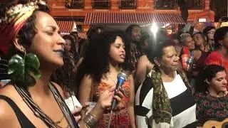 Mo&ccedil;a prosa e Teresa Cristina no largo da Prainha