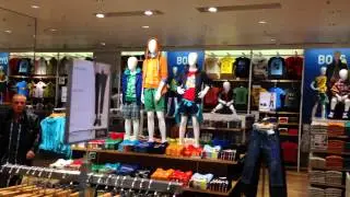 Showroom Ausstattung mit 2x2 Monitorwand | Kunde: UNIQLO