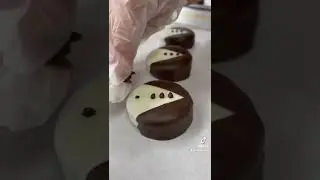 Wedding Favor Idea! Bride and Groom Chocolate Dipped And Decorated Oreos