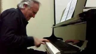 Maestro João Carlos Martins tocando o Hino Nacional