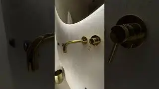 Роскошная ванна с окном и золотым краном &mdash; мечта в реальности! 💎🛁