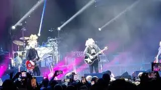 The Cure - Boys don't cry -  LIVE 04.11.22 Milan @thecure @RobertSmith 