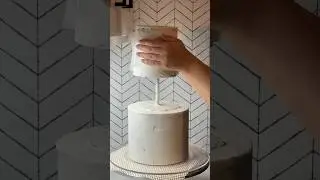 Stacking a tiered cake 👩🏼&zwj;🍳#twotiercake #twotiercakes #tiercake #buttercream