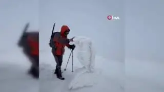 Hazar Baba Dağı’ndaki, zirvede dalgalanan Türk bayrağının tamamen buz kestiği görüldü