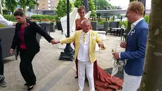 Couturier Ronald Kolk komt aanvaren bij zijn suprise party in het Amstel Hotel