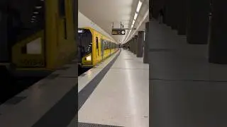 U-Bahn Berlin BVG H Zug Einfahrt #bvg #berlin #train