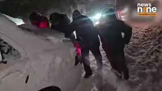 J&K Police Rescues Stranded Tourists In Ganderbal Amid Heavy Snowfall | News9