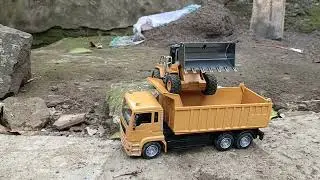 Aksi ke 5 Langsir Muatan Pasir Bangunan Menggunakan Dumptruck dan Wheel Loader