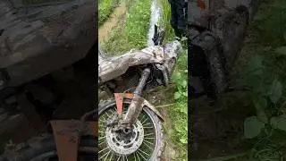 Pause in mudy trail #advride #adventure #ktm990adventure #outdoor #rolissadv #advbike #advrider #ktm