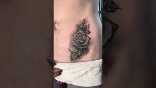 Old Tribal Coverup Tattoo mit Rose am Becken Leiste