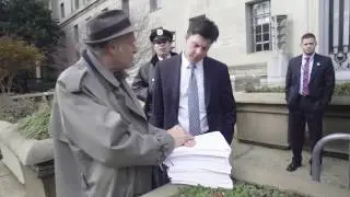 Greg Palast delivers a petition to the DOJ to demand an investigation into Interstate Crosscheck