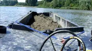 Conver maaiboten van G.M. Damsteegt met splijtbaken de kralingse plas aan het ontdiepen