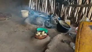 走进非洲红泥族原始部落上千平的大宅，虽一贫如洗但不影响娶媳妇