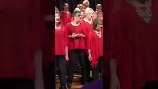 Chor Frau tanzt zu Jingle Bells und geht dann v&ouml;llig ab!!! Zieht euch das rein!!!
