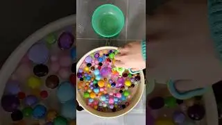 5 Ways To Play With Pompoms In Water. The Perfect Low Prep Toddler Sensory Play Idea. #sensoryplay