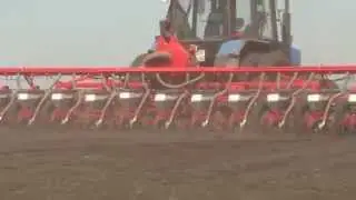 KUHN PLANTER 3 M - Pneumatic precision seed drills (In action)