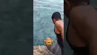 This angler was very happy to get a big fish and immediately burned it.這位釣魚者釣到一條大魚非常高興，立刻把它燒掉了。