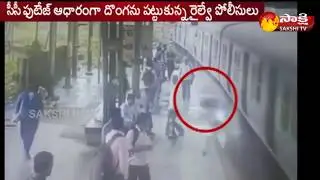 Thief Fall Down in Running Train at Mumbai || CCTV Footage - Watch Exclusive