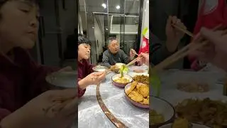 Suami lagi menggoreng ikan untuk makan malam bersama🥰